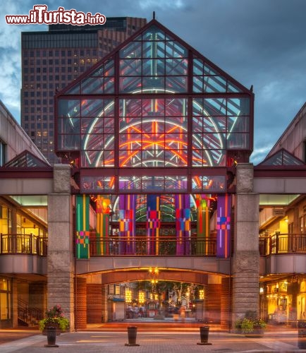 Immagine L'ingresso del Quincy Market, lo storico centro commerciale di Boston situato accanto alla Faneuil Hall, costruito tra il 1824 e il 1826 - © hawkeye978 / Shutterstock.com