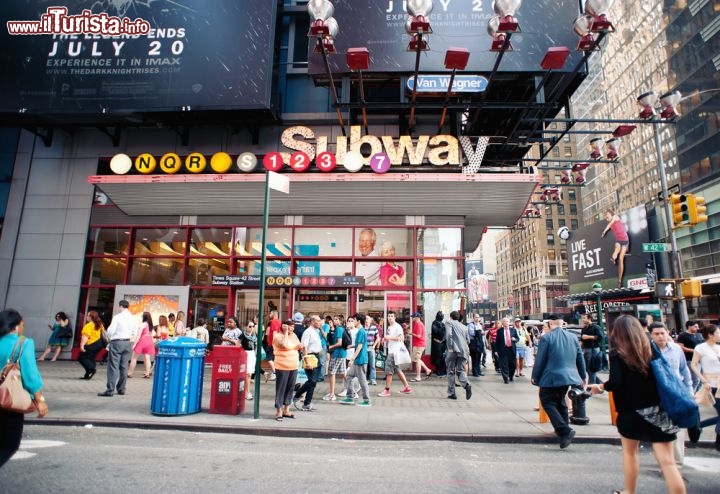 Immagine Ingresso della stazione di Times Square a New York, Stati Uniti. L'affollato ingresso di una delle più importanti stazioni della linea metropolitana della città 119607622