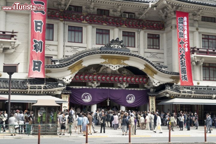Immagine Ingresso al teatro Kabukiza Theatre di Ginza a Tokyo, la capitale del Giappone - © YuryZap / Shutterstock.com