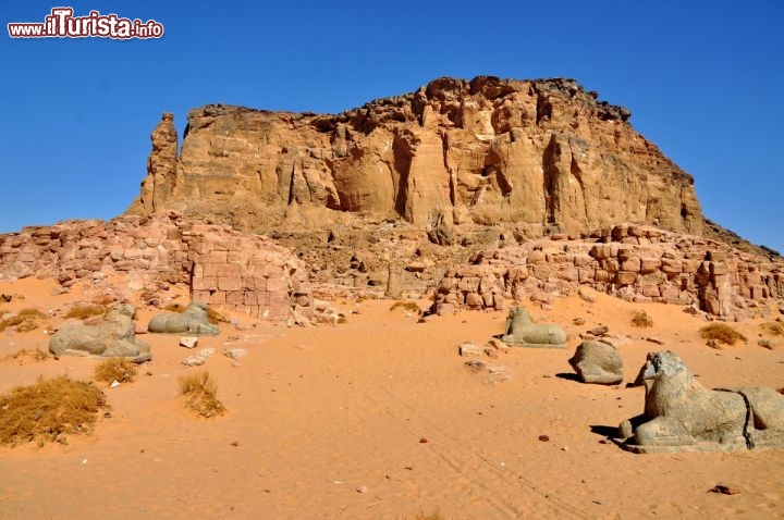 Immagine Ingresso del Tempio del dio Amon,  con le due file contrapposte di Arieti in granito. Sullo sfondo la montagna sacra del Gebel Barkal. Ci troviamo a Karima nel centro della Nubia, la regione del Sudan