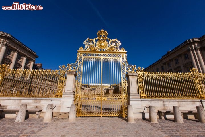 Immagine Ingresso di Versailles dal cancello principale della Reggia: da qui transitano i visitatori per recarsi alla biglietteria di questo patrimonio della Francia - © designbydx / Shutterstock.com