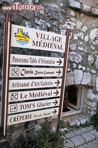 Immagine Ingresso del centro storico, Tourrettes sur Loup - Un'insegna troneggia poco prima di una delle porte antiche che accompagnano all'ingresso del vecchio villggio di Tourrettes sur Loup: che si voglia andare alla scoperta di botteghe artigiane o piuttosto della tradizionale cucina francese, seguire le indicazioni che portano nel cuore del paese medievale è un ottimo modo per non perdere alcuna attrattiva © Sonja Vietto Ramus