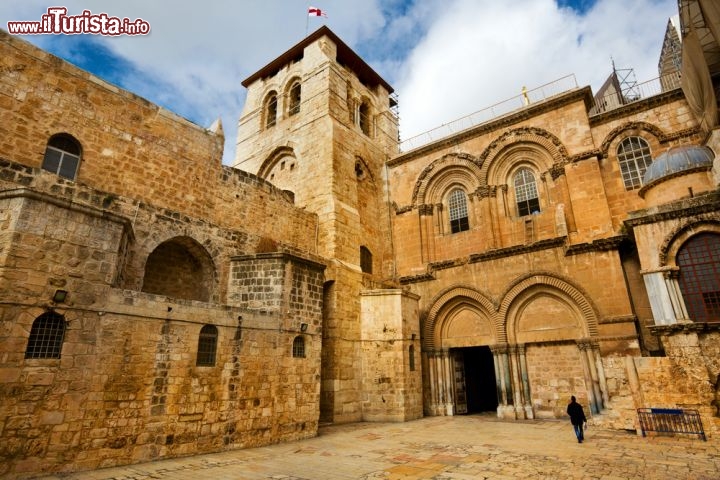 Immagine L'ingresso alla chiesa del Santo Sepolcro di Gerusalemme, detta anche Basilica della Risurrezione. Si accede tramite un'unica porta lungo il  transetto meridionale, le cui chiavi sono custodite dalla famiglia musulmana Nusayba, per evitare controversie tra le varie fazioni cristiane. A sinistra della facciata il campanile a pianta quadrata - © Nickolay Vinokurov / Shutterstock.com