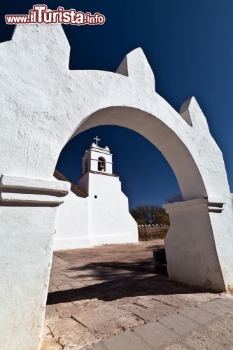 Immagine Ingresso nel cortile della chiesa parrocchiale di San Pedro de Atacama in Cile - © Anderl / Shutterstock.com