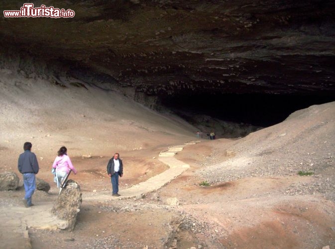 Immagine Ingresso della Cueva del Milodon, nei dintorni di Puerto Natales in Cile - Cortesia foto Jorge Morales Piderit, Wikipedia