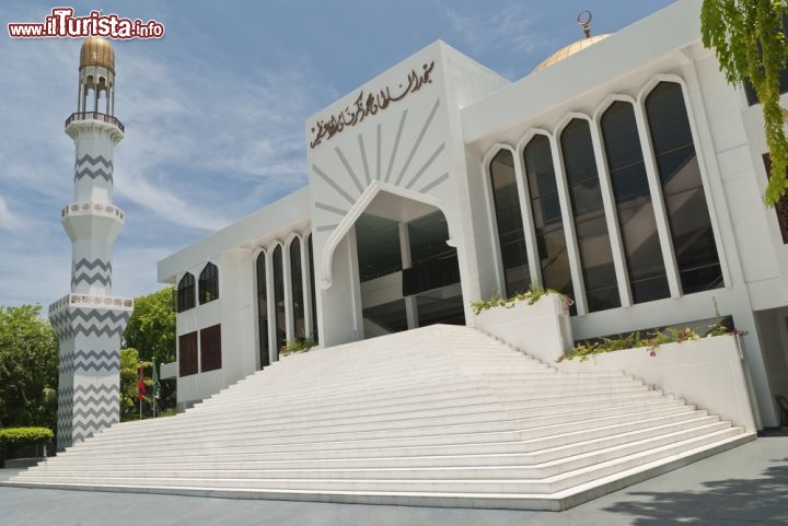Immagine Ingresso monumentale della Grand Friday Mosque, la più grande moschea di Male, la capitale dell'arcipelago delle Maldive - © Ryabitskaya Elena / Shutterstock.com