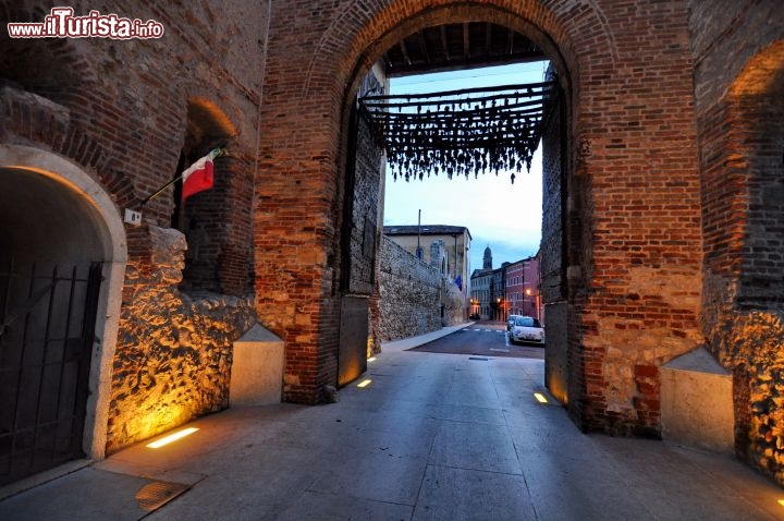 Immagine Ingresso nord di Soave: Porta Aquile accoglie i visitatori con i grappoli del Sove doc