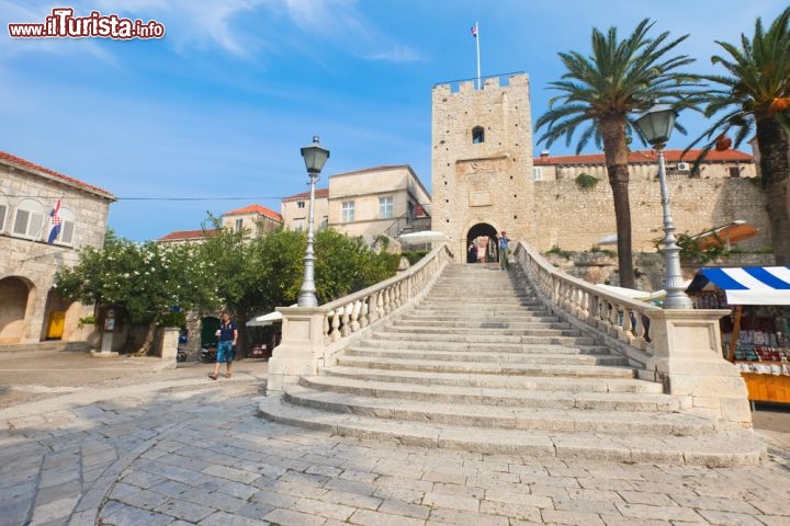 Immagine Veliki Revelin, il monumentale Ingresso di Korcula, cona la scalinata che conduce alla porta che si apre nel lato sud della cinta Muraria di Curzola - © paul prescott / Shutterstock.com