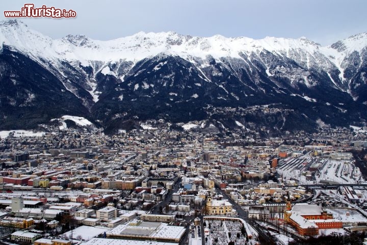 Immagine Innsbruck in Inverno, vista dalla montagna del Bergisel, dove si trova il celebre trampolino Olimpico. Innsbruck è stata sede due volte dei giochi olimpici invernali, nel 1964 e nel 1976 - © Thomas Kauroff / Shutterstock.com