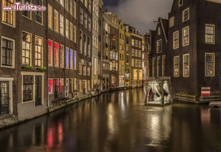 Immagine I canali di Amsterdam durante il Light Festival, Olanda - Un letto matrimoniale galleggiante, opera di  Vincent Ollinet. E' solo una delle tante installazioni che caratterizzano la città olandese vestita a festa ogni anno quando i canali del centro storico si accendono di mille colori © Joris van Kesteren / www.amsterdamlightfestival.com/