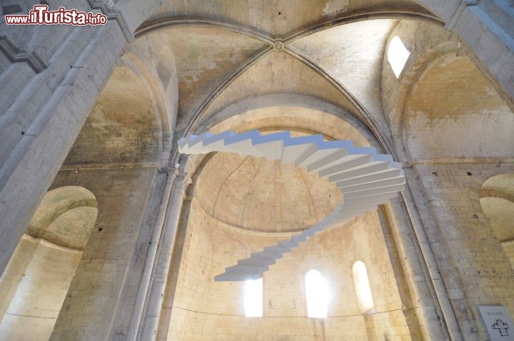 Immagine Installazione di Maia Fiore a Montmajour in Francia, non distante da Arles