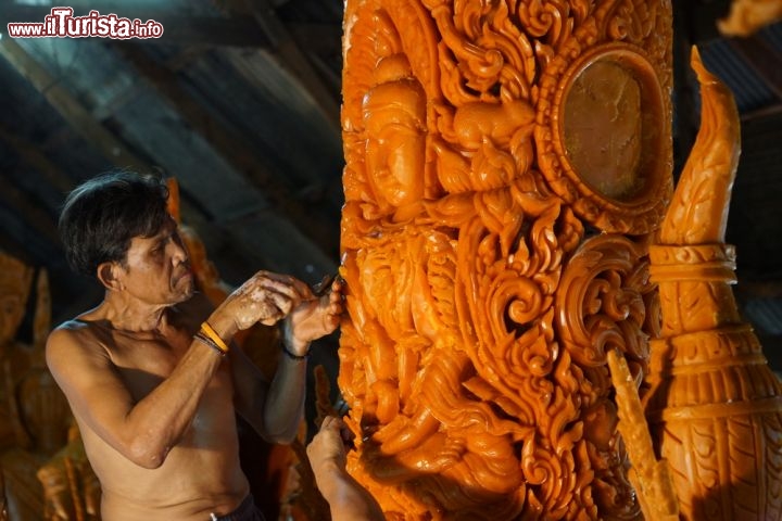 Immagine Intaglio di una candela, Ubon Ratchatani - Per omaggiare il Buddha si intagliano candele di cera che rappresentano vere e proprie opere d'arte. Con scalpelli e altri strumenti del mestiere, gli artigiani thailandesi realizzano splendide creazioni, finemente decorate, che verranno poi offerte in segno di fede all'interno degli stupa © wk1003mike / Shutterstock.com