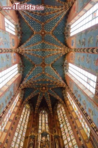 Immagine Interno della Basilica di Santa Maria, la chiesa che s'affaccia sulla centralissima Piazza del Mercato di Cracovia in Polonia - © Mariusz S. Jurgielewicz / Shutterstock.com