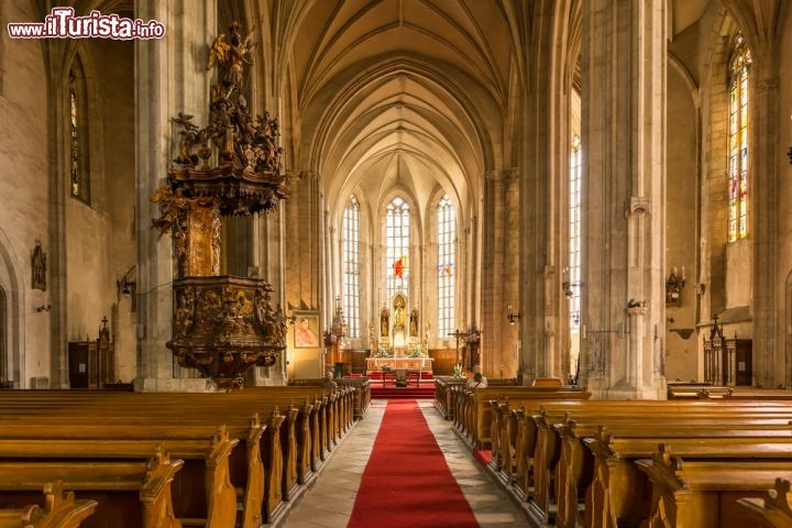 Immagine Particolare della Cattedrale di Saint Michael, Cluj Napoca - Uno splendido scorcio all'interno della chiesa dedicata a San Michele in cui si può ammirare il pulpito riccamente decorato da cui un tempo venivano officiate le funzioni liturgiche © Radu Bercan / Shutterstock.com