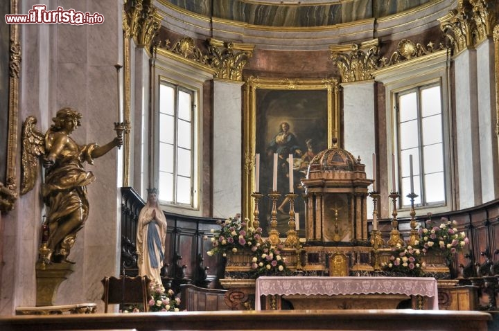 Immagine Tre navate divise da pilastri caratterizzano l'interno della cattedrale di San Rufino a Assisi. L'aspetto odierno risale al rinnovo realizzato nel 1571 ad opera di Galeazzo Alessi, sopra le volte rimangono alcune importanti tracce della precedente chiesa primitiva fra cui resti di una cupola. Attualmente San Rufino ospita dieci altari alternati a statue di profeti - © Mi.Ti. / Shutterstock.com