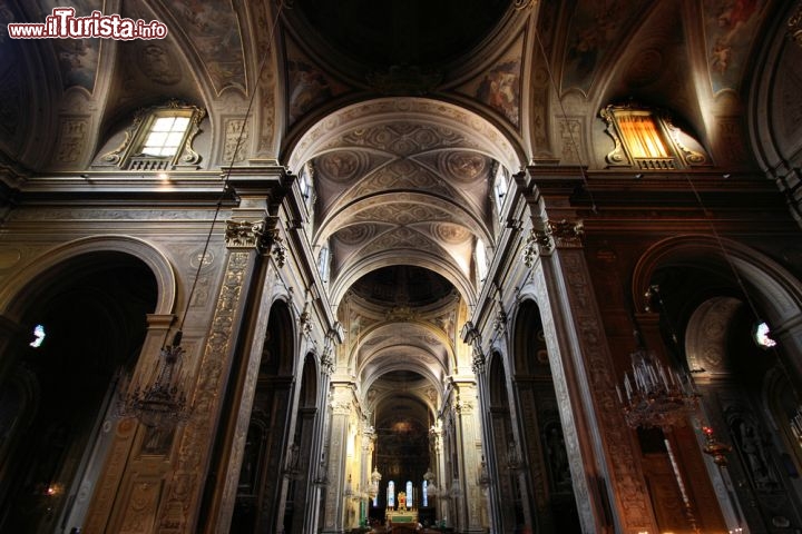 Immagine L'interno della Cattedrale di Ferrara, dedicata a San Giorgo, presenta dei motivi barocchi sontuosi, nonostante la chiesa originaria risalga alla fine del XII secolo e fosse tipicamente romanica. Interventi successivi di restauro hanno portato a un'originale fusione di stili - © Tupungato / Shutterstock.com