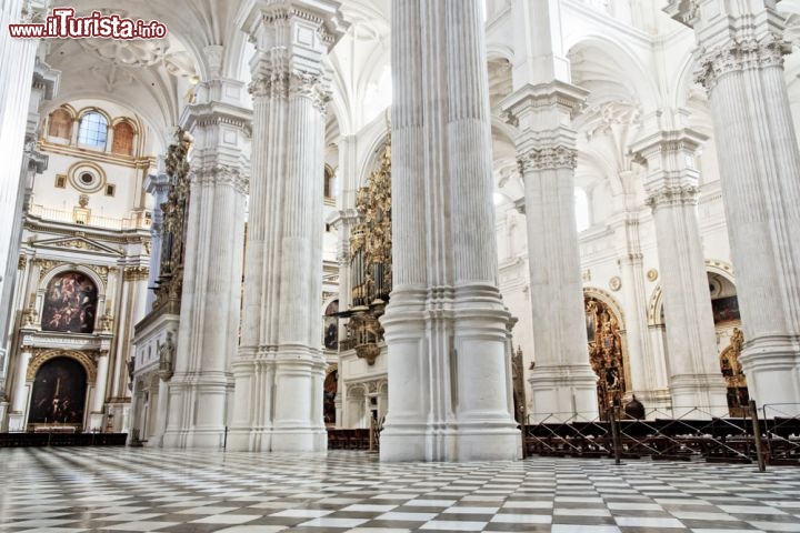 Immagine Interno Cattedrale di Granada Andalusia Spagna - © Barone Firenze / Shutterstock.com