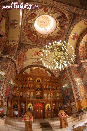 Immagine L'interno riccamente decorato della Cattedrale ortodossa di Timisoara, in Romania  - © Sandra Kemppainen / Shutterstock.com