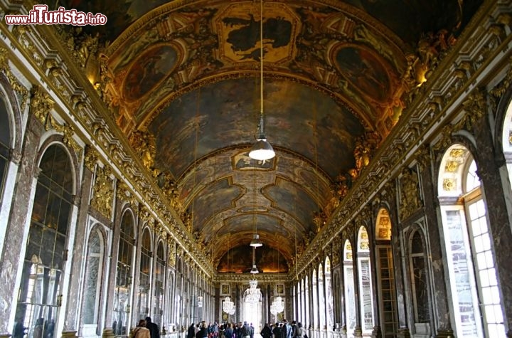 Immagine Interno affrescato del Chateau di Versailles in Francia - © summer / Shutterstock.com