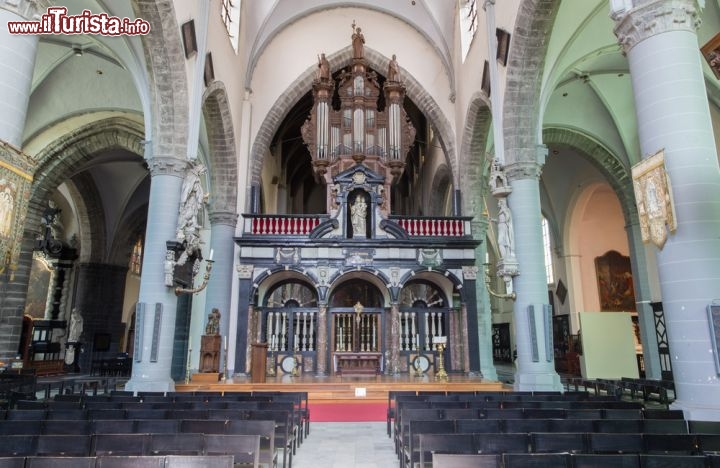 Immagine Interno della chiesa Jacobskerk, Bruges - Dell'originaria chiesa di San Giacomo edificata nel 1240 rimane soltanto la navata sinistra mentre navata centrale e lato settentrionale dell'edificio religioso risalgono al 1472. All'interno vi sono splendide decorazioni e gruppi scultorei oltre a quadri e dipinti di pittori fiamminghi e stranieri. Il tabernacolo è del 1593 © Renata Sedmakova / Shutterstock.com