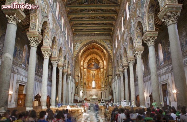 Immagine Interno a tre navate del Duomo di Monreale, con il mosaico del Cristo Pantocrate al centro dell'abisde. La catedrale è uno dei capolavori di arte normanna della zona di Palermo e dell'intera Sicilia - © Renata Sedmakova / Shutterstock.com