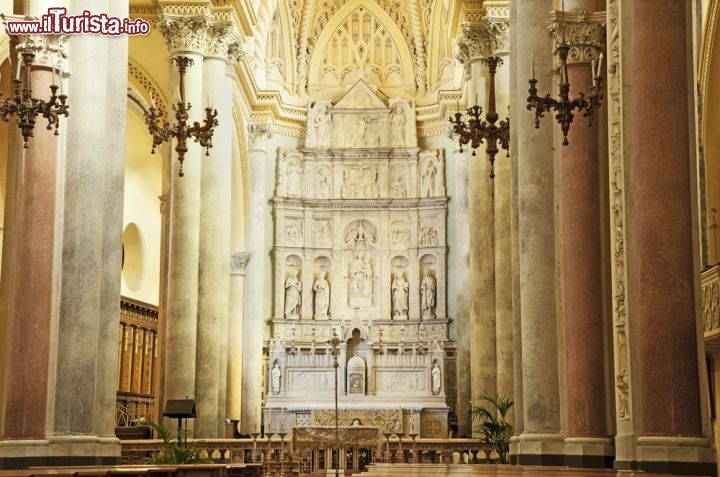 Immagine L'interno del Duomo di Erice, Sicilia, realizzato all'inizio del Trecento in stile gotico su progetto di Antonio Musso. La pianta basilicale è a tre navate delimitate da alti pilastri di tufo calcareo - © Amanda Hsu / Shutterstock.com