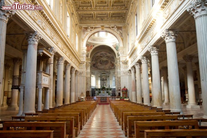 Immagine Interno del Duomo di Mantova, conosciuto come la Cattedrale di San Pietro Apostolo - © lsantilli / Shutterstock.com