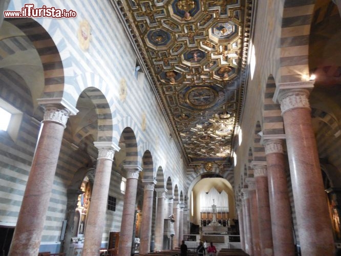 Immagine L'Interno a tre navate del Duomo di Volterra, notare il pregevole soffitto a cassettoni della navata centrale - © Giovanni Mazzoni (Giobama)