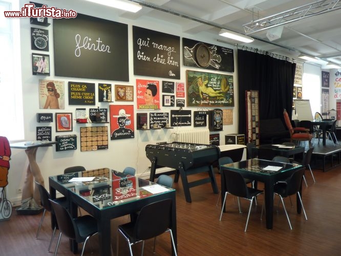 Immagine Interno della Fondation du Doute di Blois, Francia: il Fluxus cafe Ben Vautier - © foto A Goulesque 