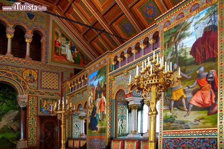 Immagine Interno del castello di Hohenschwangau: gli affreschi del secondo castello più importante di Schwangau, cittadina dell'Algovia orientale, Baviera del sud, Germania - © Igor Plotnikov / Shutterstock.com