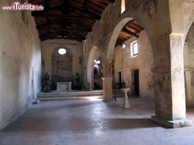 Immagine Interno del Monasterodi  San Nicola a Castro dei Volsci Lazio. Gli affreschi sulle pareti sono di epoca medievale, la chiesa venne eretta intorno all'anno mille - © www.comune.castrodeivolsci.fr.it/
