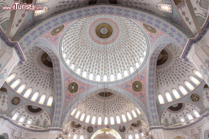 Immagine Interno della Moschera Kocatepe ad Ankara, in Turchia. Notare l'eleganza delle varie cupole di diverse dimensioni - © Orhan Cam / Shutterstock.com