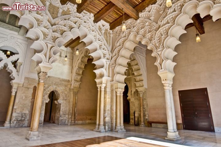 Immagine L'interno del Palazzo della Aljaferìa di Saragozza presenta le decorazioni tipiche dello stile arabo, che ricordano pizzi preziosi e elementi naturali. Doveva essere un edificio all'altezza di Al-Muqtadir, che nell'XI secolo era sovrano di Saraqusta, divenuta Saragozza con la Reconquista cristiana - © Anibal Trejo / Shutterstock.com