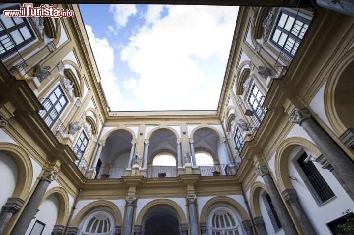 Immagine Cortile interno del Palazzo Sant'Elia di Palermo, Sicilia. La residenza aristocratica nacque nel Settecento su un preesistente edificio del CInque-Seicento e nei secoli fu usata per le funzioni più disparate, finché non venne acquistata dall'amministrazione provinciale nel 1984. Oggi è uno spazio espositivo dove si svolgono mostre ed eventi culturali - © luigi nifosi / Shutterstock.com