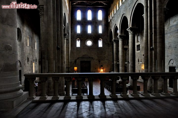 Immagine Interno romanico della chiesa di  Santa Maria della Pieve, che si trova nel cuore storico di Arezzo, in Toscana