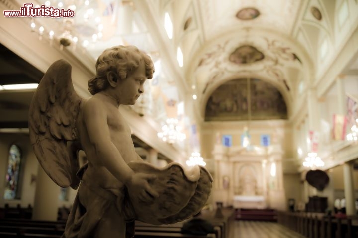 Immagine Interno della cattedrale di St. Louis, New Orleans - Con il stile rinascimentale e coloniale, la cattedrale di St. Louis non è solo il principale luogo di culto cattolico della città ma anche uno dei suoi edifici religiosi dall'architettura più suggestiva e imponente. La più antica chiesa della Louisiana è ospitata nel quartiere francese; dedicata al devoto re di Francia Luigi IX°, canonizzato dopo la morte, la cattedrale è aperta al pubblico solo se non vi sono funzioni liturighe in corso. In questa immagine, un particolare della decorazione artistica al suo interno - © Robert Crow / Shutterstock.com