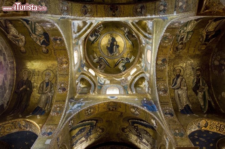 Immagine Interno della chiesa della Martorana di Palermo, Sicilia, fondata nel 1143. I grandiosi mosaici bizantini qui contenuti sono i più antichi di tutta l'isola. Quello della cupola rappresenta il Cristo Pantocratore in trono circondato dagli arcangeli, i patriarchi, i quattro evangelisti nelle nicchie agli angoli e i restanti apostoli nelle volte - © luigi nifosi / Shutterstock.com