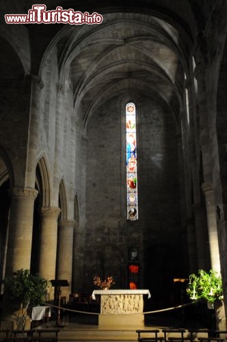 Immagine L’altare all’interno della chiesa parrocchiale è un sarcofago in marmo bianco su cui sono rappresentate scene del passaggio del Mar Rosso