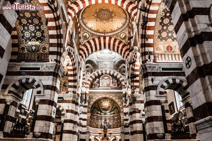 Immagine Interno chiesa di Notre Dame de la Garde a Marsiglia, in Provenza (Francia) - © Curioso / Shutterstock.com