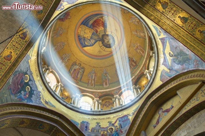 Immagine Interno della chiesa del Santo Sepolcro a Gerusalemme, che secondo la tradizione sorge nel luogo in cui fu crocifisso e deposto Gesù e in cui avvenne la Risurrezione. Situata all'interno delle mura della Città Vecchia, comprende quello che corrispondeva al Golgota e il sepolcro scavato nella roccia. L'interno è caratterizzato da due grandi cupole e ogni giorno vi celebrano la Messa la comunità cattolica, ortodossa e armena - © SeanPavonePhoto / Shutterstock.com