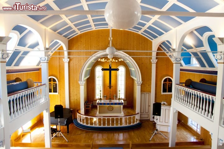 Immagine All'interno della famosa "chiesa blu" di Seydisfjordur, nel nord-est dell'Islanda, il bianco e il celeste contrastano sul legno chiaro - © Doin Oakenhelm / Shutterstock.com