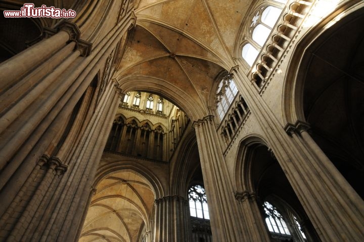Immagine Interno della grande cattedrale di Rouen, uno dei capolavori architettonici dell'Alta Normandia e della Francia - © Pack-Shot / Shutterstock.com