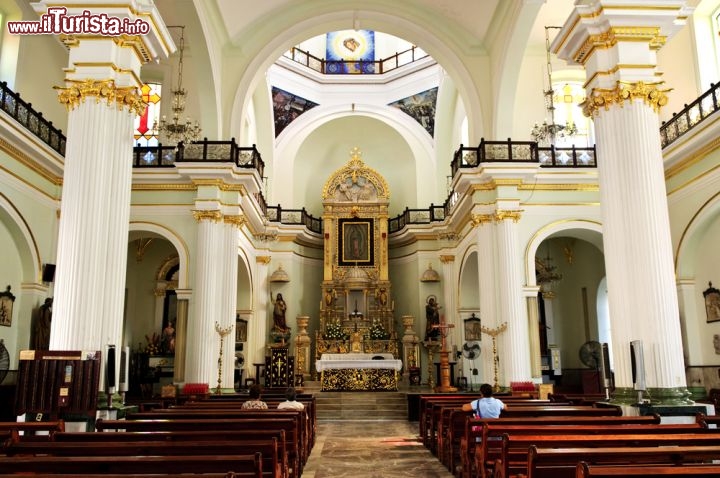 Immagine Iglesia de Nuestra Señora de Guadalupe: è la principale chiesa di Puerto Vallarta, edificata a partire dal 1918, proprio di fronte al Palacio Municipal ed alla Plaza de Armas. Al suo inteno sono conservate opere di grande valore, come l'immagine della Vergine di Guadalupe dipinta dall'artista Ignacio Ramírez - © Elena Elisseeva / Shutterstock.com