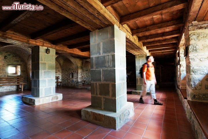 Immagine L'interno del monastero Aghia Triada, Meteora - Inserito dall'Unesco fra i siti patrimonio mondiale dell'umanità, il monastero di Aghia Triada è il più vecchio fra quelli presenti a Meteora. Edificato sulla parte superiore di un pinnacolo di roccia alto più di 400 metri, nel 1981 è stato scelto come location per il film di James Bond "Solo per i tuoi occhi" con Roger Moore protagonista nel ruolo dell'Agente 007. In questa immagine un particolare dell'interno dell'edificio religioso che si presenta con una pianta a forma crociforme © Mikadun / Shutterstock.com