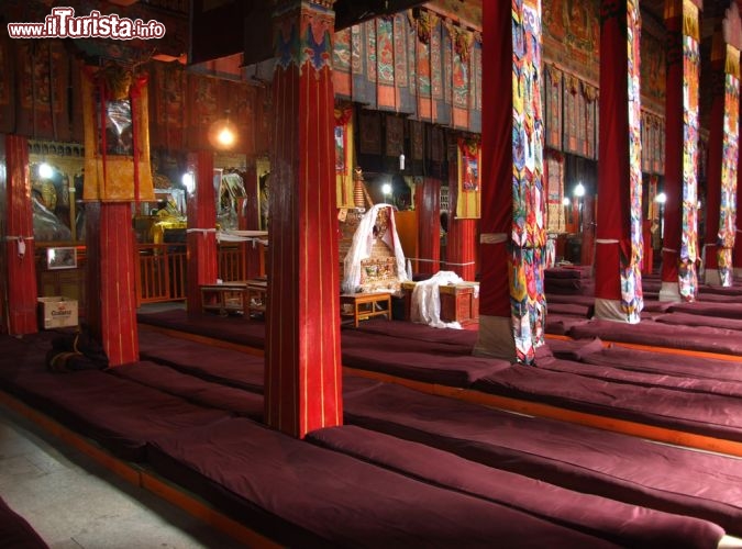 Immagine Interno di un monastero tibetano della zona di Lhasa: siamo nella regione del Tibet in Cina - © Maciek A / Shutterstock.com