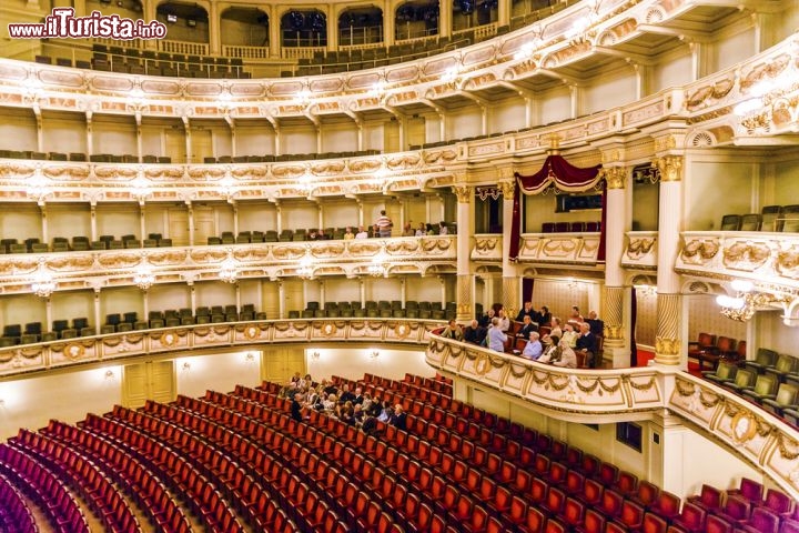 Immagine Interno del teatro della Semper Opera di Dresda una delle città più importanti della Germania orientale (ex DDR) - © Jorg Hackemann / Shutterstock.com