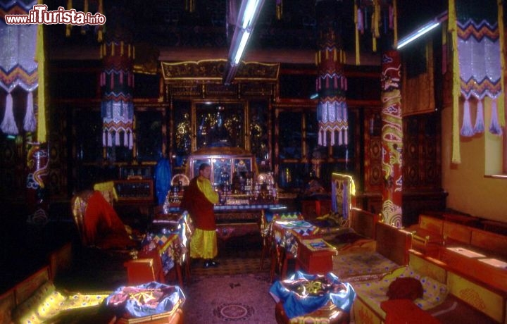 Immagine Interno tempio Gandan a Ulaan Baatar Mongolia - Foto di Giulio Badini / I Viaggi di Maurizio Levi