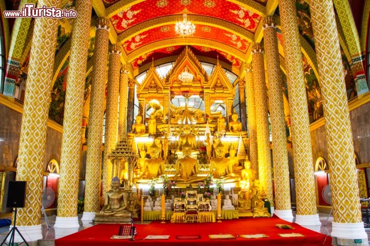 Immagine Interno del tempio di Wat Phra That Nong Bua, Ubon Ratchathani - Imponente e sontuoso con le sue ricche decorazioni, l'interno dello stupa di Wat Phra That Nong Bua si presenta a fedeli e turisti non solo come luogo di fede buddhista ma anche come una delle principali attrattive turistiche da visitare durante un viaggio in questa regione thailandese i cui confini coincidono con le frontiere verso il Laos e la Cambogia © Daimond Shutter / Shutterstock.com