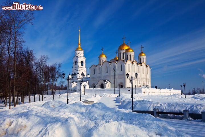 Immagine Inverno a Vladimir: la neve circonda la Cattedrale dell'Assunzione, uno dei capolavori dell'Anello d'Oro intorno a Mosca - © Iakov Filimonov / Shutterstock.com