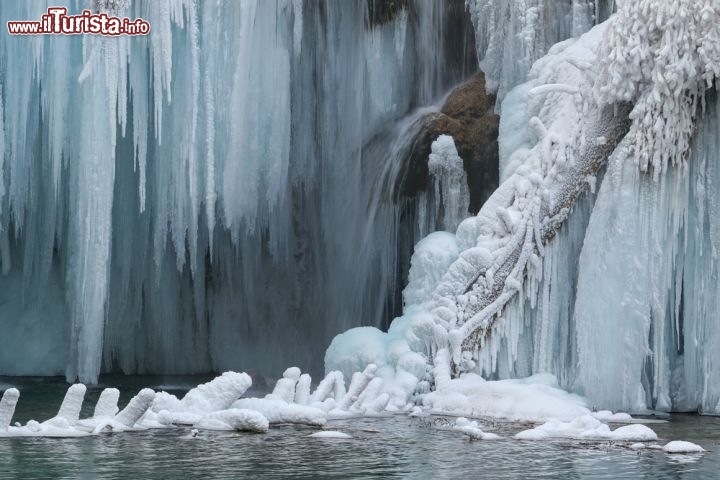 Immagine Panorama invernale a Plitvice, Croazia - Questa immagine spettacolare ritrae una delle numerose cascate che caratterizzano i laghi di Pltivice in inverno quando il clima rigido trasforma i salti d'acqua tra un lago e l'altro in splendide sculture di ghiaccio dalle formazioni più bizzarre © stjepann / Shutterstock.com